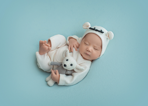 Newmborn на качеле малышка